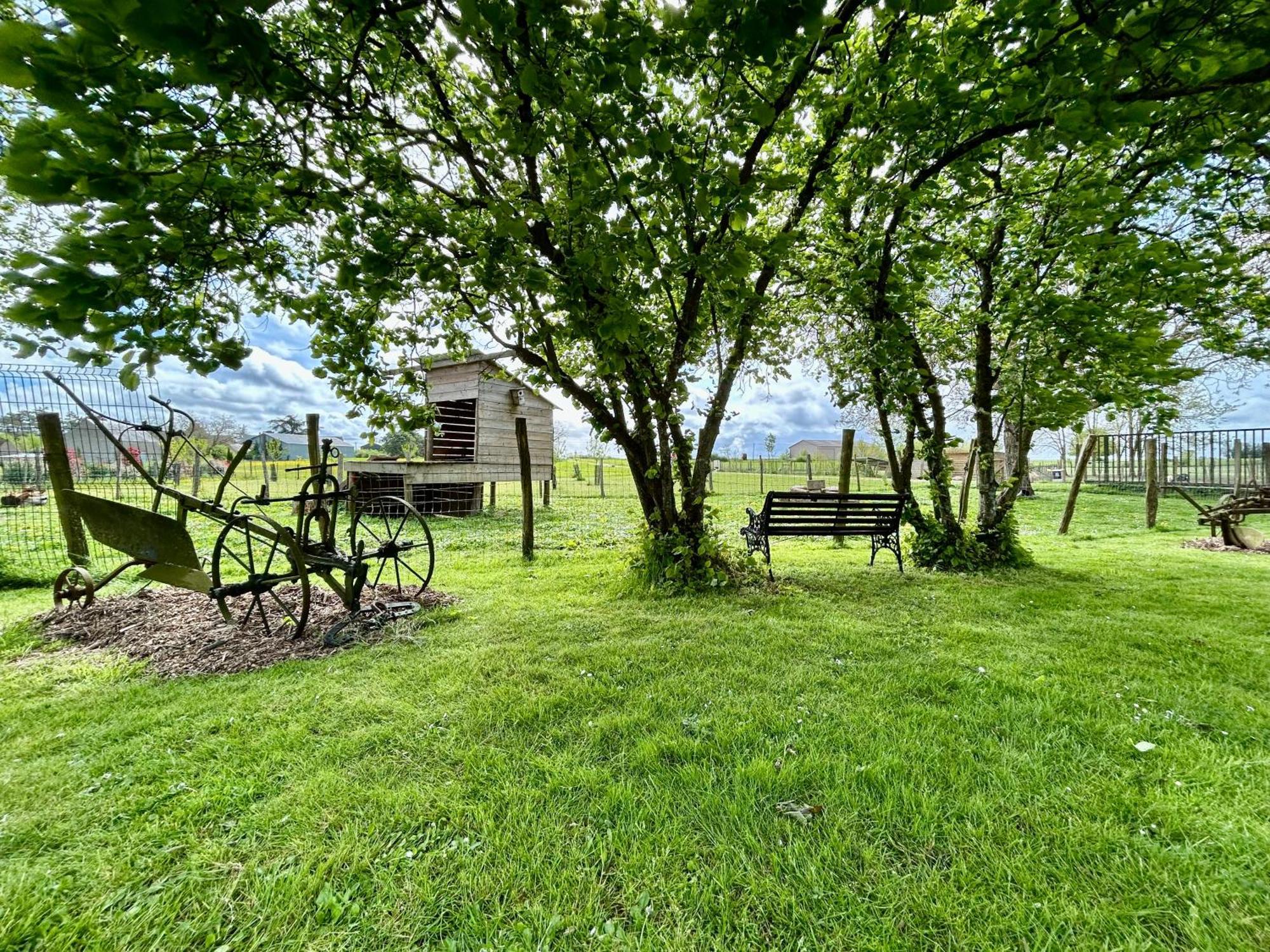 Mobilhome Sous Chalet En Bois A La Ferme Josnes Dış mekan fotoğraf